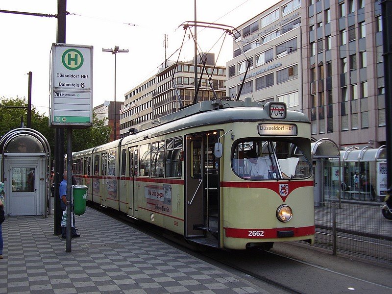 2662 am Hbf mit Reklame  Die Linie gegen Rechts  - 03.08.07 