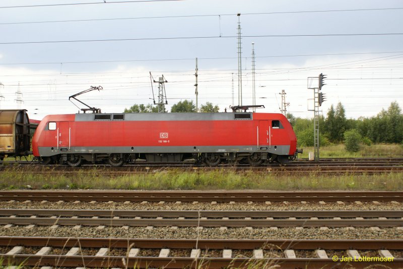 26.8.2007. Br 152 166-6 fhrt mit einem Gterzug von Hannover kommend durch den Lehrter Gterbahnhof.