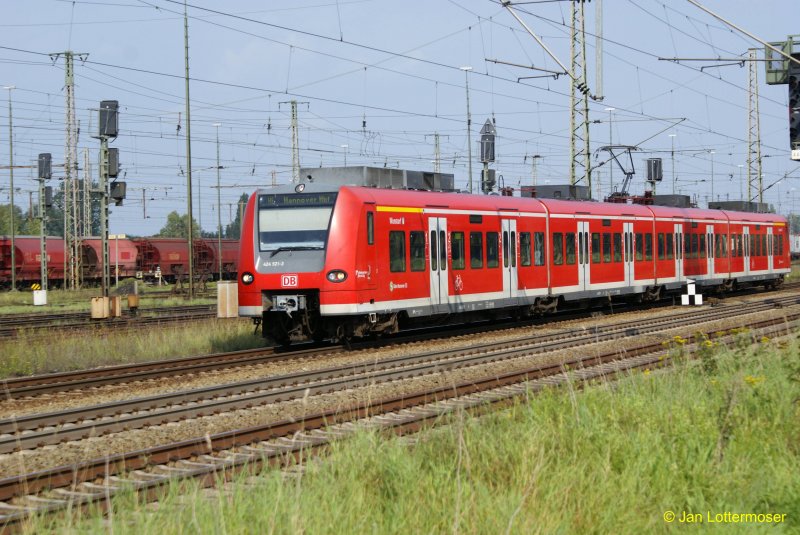 26.8.2007. S-Bahn 424 521-5 hinter Lehrte Richtung Hannover.