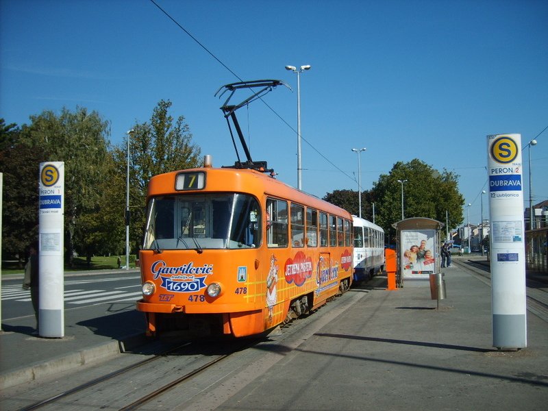 ČKD Tatra T4 als Linie 7 auf die Endhaltestelle Dubrava.