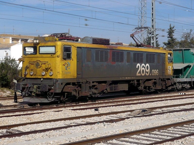 269-096-4 mit Schotterzug am 13.11.2007 im Bahnhof Bobadilla, die Lok knnte auch mal wieder eine neue Lackierung vertragen.