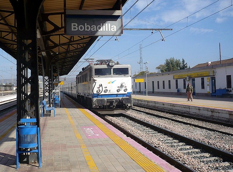 269 407-3 mit Talgo-Zug Madrid - Malaga  donnert  mit hoher Geschwindigkeit am 13.11.2007 durch den Bahnhof Bobadilla in Richtung Malaga, der Bahnpolizist auf der anderen Seite sieht mitrauisch zu mir herber, weil ich direkt am gelben Strich stehe, hat aber nichts zu mir gesagt.