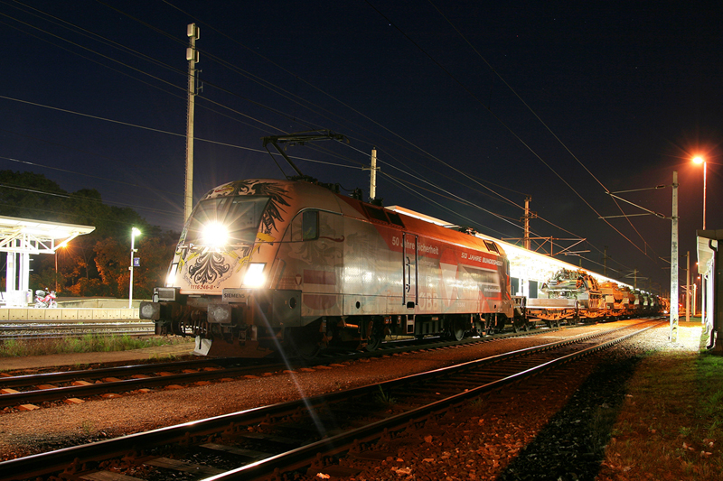 26.9.09 Nach absolvierter Parade des Heeres fand die Rckfhrung der Flotte nach Himberg statt. Fr diesen Einsatz kam, wie sollte es auch anders sein, die Bundesheer Werbelok zum Einsatz. Hier steht die 1116 246 mit dem SGAG 90155 von Felixdorf nach Himberg abfahrbereit im Ausgangsbahnhof.