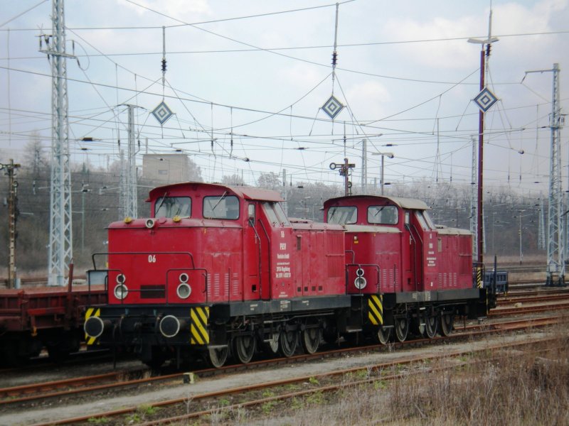 27.03.08: 2 V60 abgestellt in der Abstellgruppe von Sangerhausen, die Maschinen gehren einem Unternehmen aus Magdeburg 