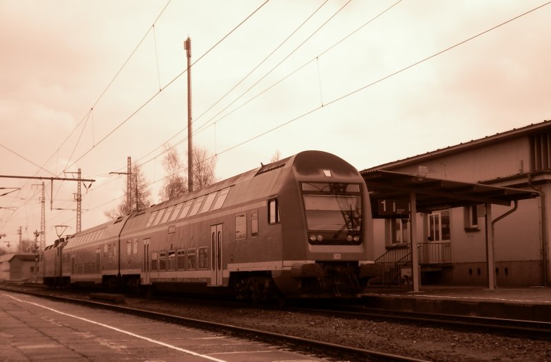 27.03.08: Mal ein etwas anderer Farbton. RegionalBahn aus Erfurt ist in Sangerhausen eingefahren. 
