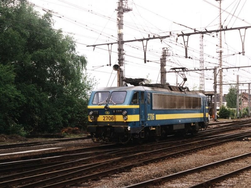 2706 auf Bahnhof Hasselt am 17-5-2001. Bild und scan: Date Jan de Vries. 