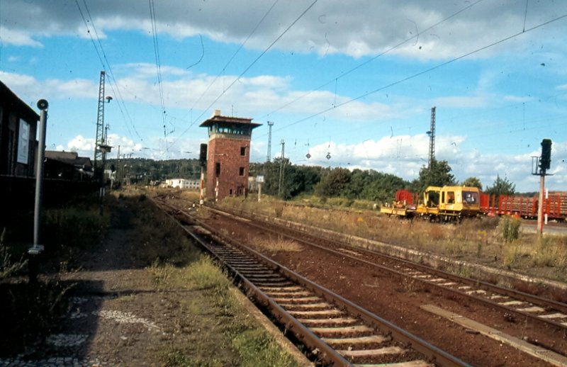 27.08.2007 Blankenburg (Harz) am Fue der Rbelandbahn. Die Gleise sehen zwar noch befahren aus aber trotzdem ist gegen 16.00 Uhr das betriebliche Aufkommen gleich Null. Aber das sind auch nicht die Bilder, welche potentielle Bahnaktionre sehen wollen.