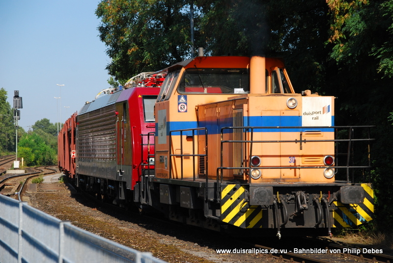 271 103-0 (DuisPort Rail) rangiert am 24. August 2009 um 16:17 Uhr 189 800 (MTEG) mit einem GZ in Duisburg Rheinhausen