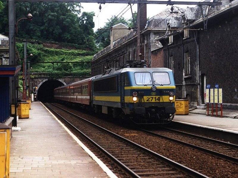 2714 mit IC 934 Herstal-Tournai auf Bahnhof Lige Jonfosse am 14-7-1998. Bild und scan: Date Jan de Vries.