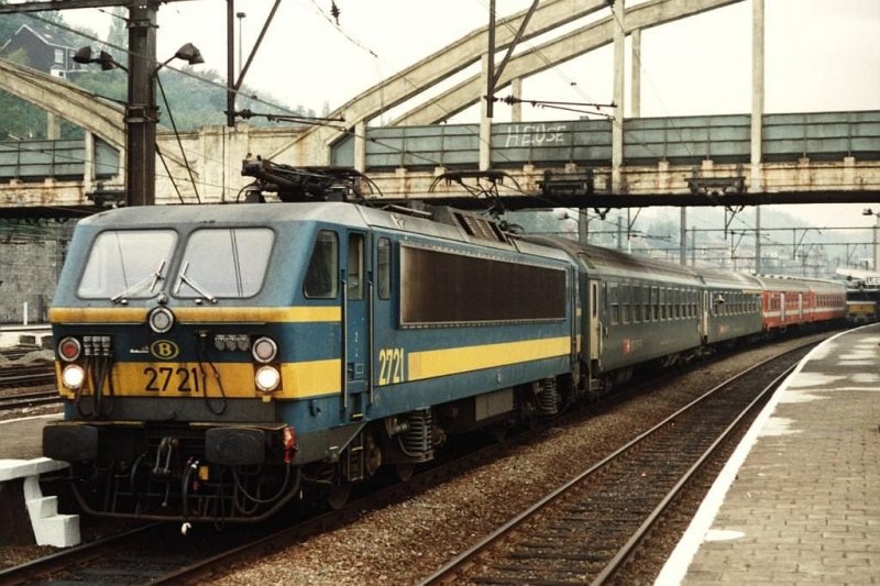 2721 mit IR 496 Basel-Maastricht (die Niederlande) auf Bahnhof Lige Guillemins am 25-10-1993. Bild und scan: Date Jan de Vries.