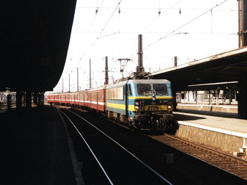 2729 auf Bahnhof Bruxelles Midi am 21-5-2001. Bild und scan: Date Jan de Vries. 