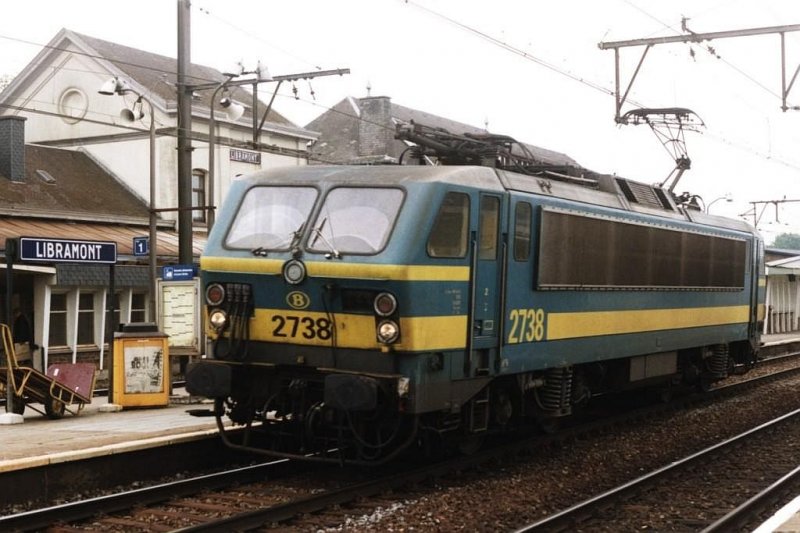 2735 auf Bahnhof Libramont am 18-5-2001. Bild und scan: Date Jan de Vries. 