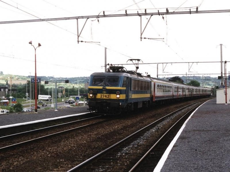 2742 mit IC 1739 Welkenraedt-Quivrain auf Bahnhof Angleur am 16-5-2001. Bild und scan: Date Jan de Vries.