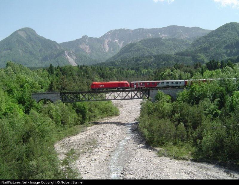 27.5.2008: Regionalzug R 4682 von Rosenbach nach Klagenfurt �berquert eine Br�cke. Im Hintergrund der Gebirgszug der Karawanken.