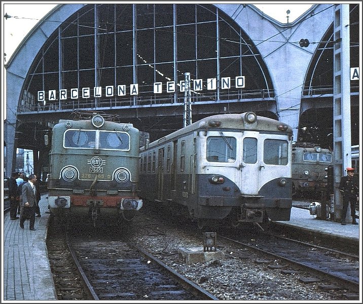 276 7665-0 neben einem Vorortszug der Reihe 436 in Barcelona Termino, der heutigen Estacio de Fran�a. (Archiv 11/72)