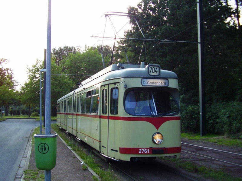 2761 hat nun Pause und der Fahrer gibt sein neues Fahrtziel ein - dabei knnen auch total verrckte Ziele wie D-Grafenberg bers Band laufen wie hier am Sdfriedhof. Eigentlich msste Derendorf Nord angezeigt werden. - 03.08.07