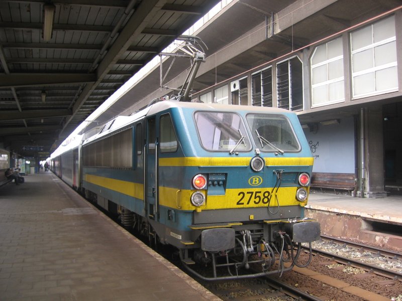 2768 steht mit einem IC der aus 6 Doppelstockwagen und einer weitern BR. 27 gebildet war in Br�ssel Midi und f�hrt in k�rze weiter nach Br�ssel Nord.