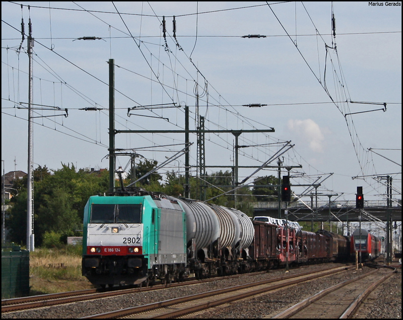 2802 mit einem gemischten Gz Richtung Aachen (Gru an den Tf, ich hab mich erschrocken!!! Im Hintergrund die RE1 nach Hamm! In Dren 22.8.09
