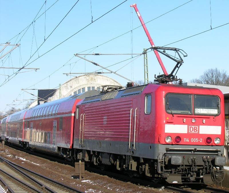 28.02.2005, Potsdam Park Sanssouci, 114005 mit RE 1 nach Brandenburg. Im Hintergrund der neue Kaiserbahnhof. Der rote Ausleger gehrt zu einem Autokran, nicht zur Lok (hi).