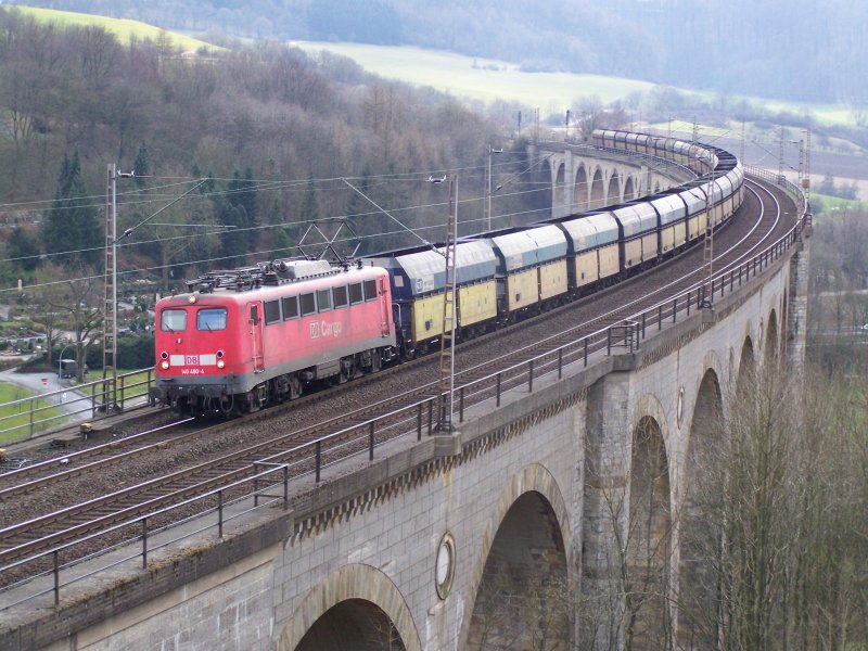 28.03.08, 140 490-4 zieht einen Kohlezug in Richtung Altenbeken und fhrt grade ber das Viaduk in Altenbeken.