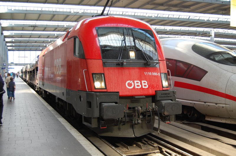 28.04.07 Mnchen Hauptbahnhof: BB 1116 066 ist auf Gleis 11 mit einem Nachtzug angekommen