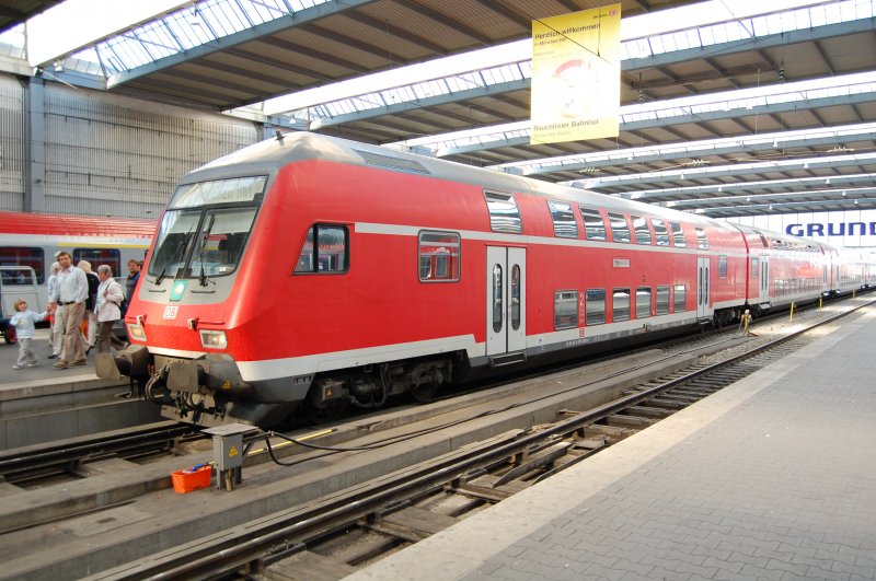 28.04.2007, Mnchen Hbf.: RB 37057 ist aus Donauwrth auf Gleis 15 angekommen