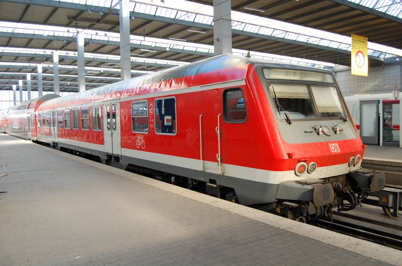 28.04.2007, M�nchen Hbf.: RegionalExpress 4164 steht auf Gleis 17