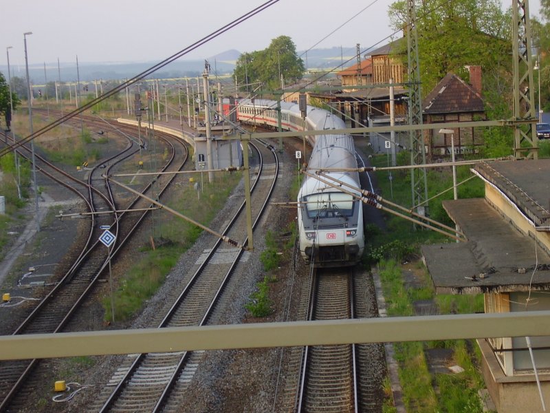 28.04.2007: umgeleiteter IC auf der KBS 595, hier Durchfahrt im Bahnhof Artern.