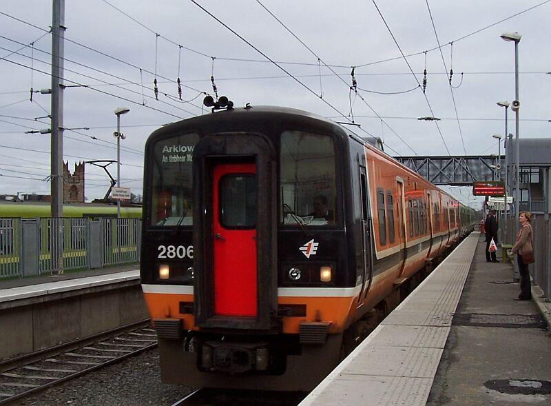 2806 nach Arklow in alter Lackierung fhrt am 17.02.2005 durch die Haltestelle Dublin-Clontarf Road. Die zweite Zwei-Wagen-Einheit ist in moderner grner Lackierung.