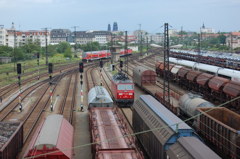 28.07.2007, 180 002-8 bespannt einen G�terzug in Dresden-Friedrichstadt. Im Hintergrund der Rathausturm mit dem Goldenen Rathausmann, links die Spitze der Kreuzkirche und die der Frauenkirche zu sehen.