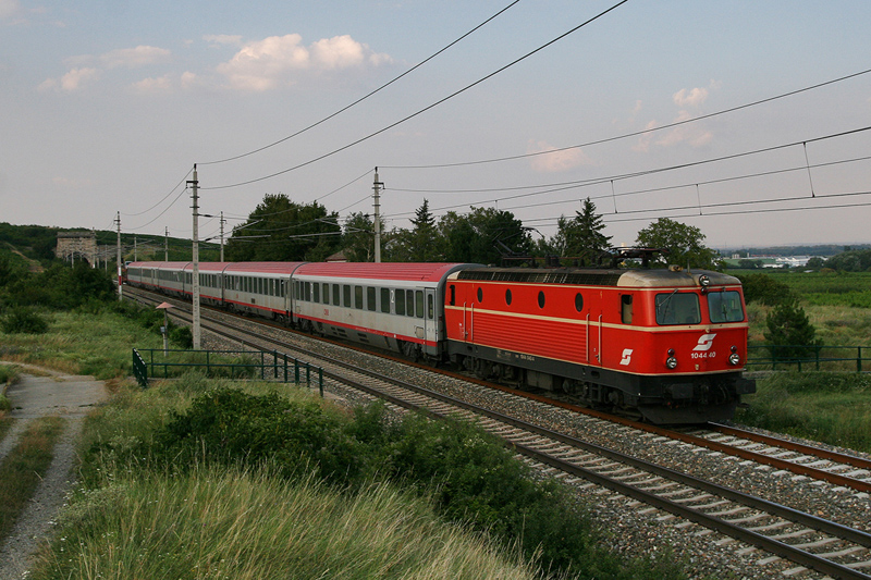 2.8.09 Die letzte schne 1044! Zwar verzog sich die Sonne kurz vor der Aufnahme aber was solls... Wenigstens kein Gegenzugschaden! 1044 040 mit dem OEC 539 von Wien Sdbahnhof nach Villach beim Busserltunnel.