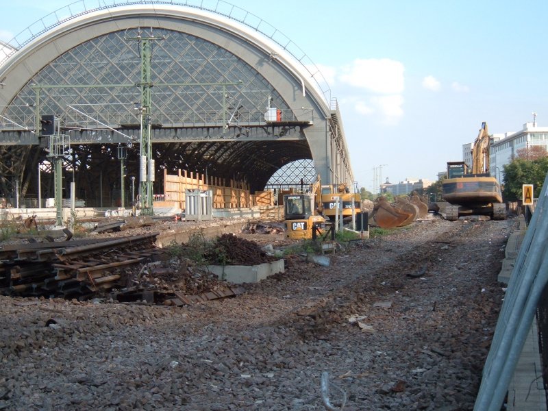 28.09.2006; Hauptbahnhof Dresden; der Umbau ist in vollem Gange; von meinem Bro kann ich tglich die Fortschritte sehen; wo frher Gleise waren ist heute nur noch Chaos 