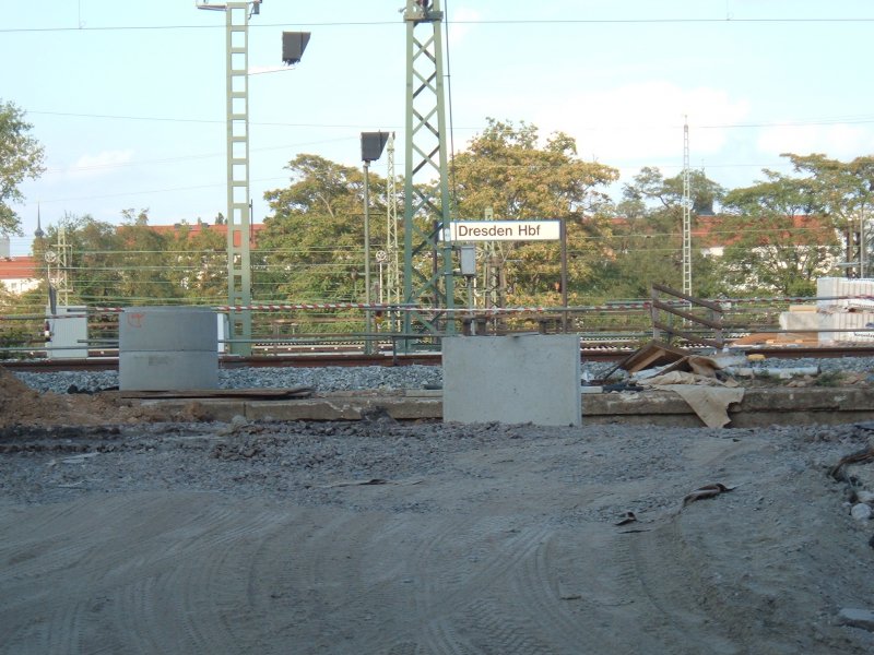 28.09.2006; Hauptbahnhof Dresden; der Umbau ist in vollem Gange; von meinem Bro kann ich tglich die Fortschritte sehen; hier will keiner aussteigen!