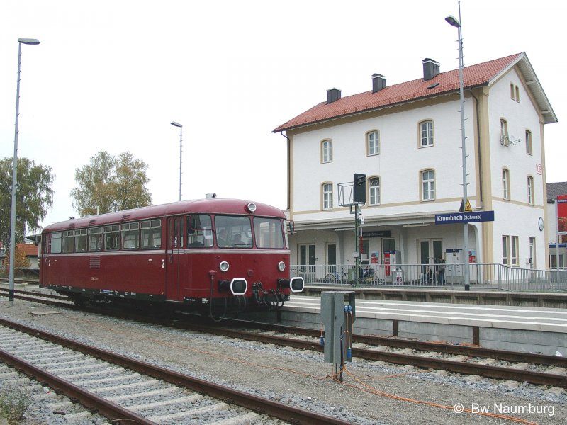 28.10.2004  798 776 in Krumbach (Schwaben). Dieser VT wurde damals von der Staudenbahn angemietet. Diese fuhr wiederum im Auftrag der DBAG auf der Mittelschwabenbahn Regionalbahnleistungen, weil Regio nicht gengend Eigenfahrzeuge zur Verfgung hatte.
