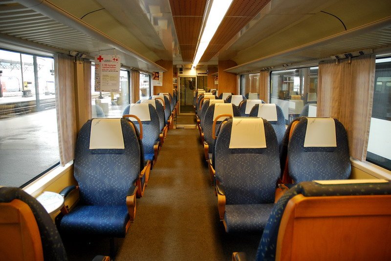 28.10.2006, Bahnhof Luzern. So schick sieht es in der 1. Klasse im Voralpen-Express der SOB Sdost-Bahn aus. Da mchte man gleich mitfahren, aber man muss ja noch weitere Fotos im Bahnhof machen.