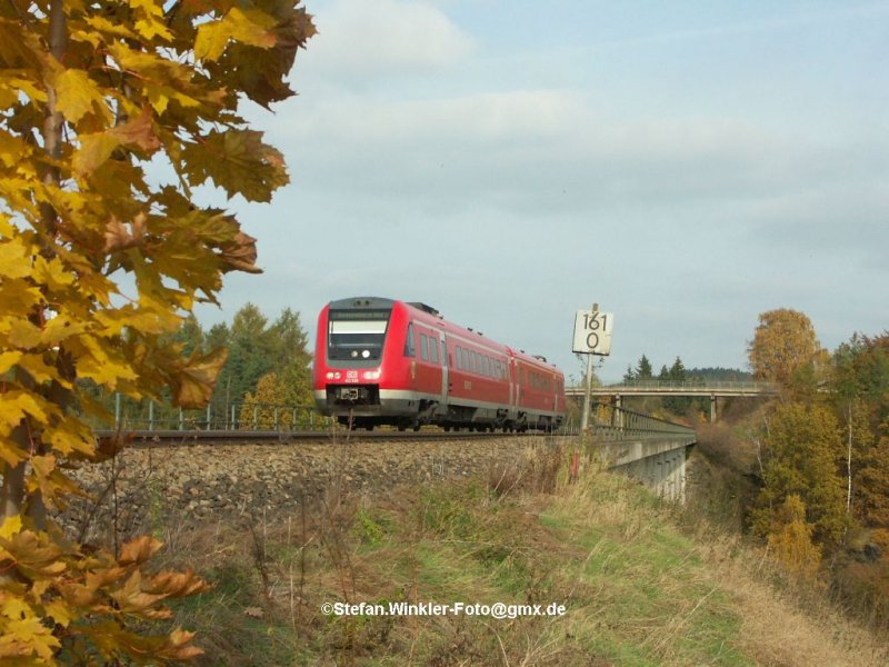 28.10.2009 am Saaleviadukt in Unterkotzau. Die erhoffte Maxima kam ausgerechnet gestern nicht, dafr gab es andere schne Herbstfotos so wie dieses hier mit einem 612, der ja aktuell ohne NT aus-kommen muss.