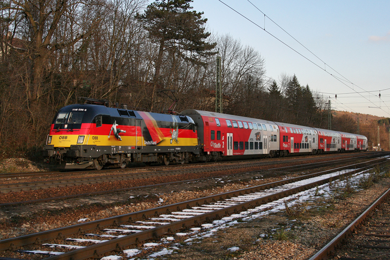 28.11.07 Eine der ersten Tagen an dem die 1116 036 im Deutschland Design das  Laufen  gelernt hat. Natrlich sind die frischen Maschinen meist auf der Westbahn im Einsatz, ebenso auch die 1116 036, welche mit dem REX 1626 von Wien Westbahnhof nach Amstetten zu sehen ist.