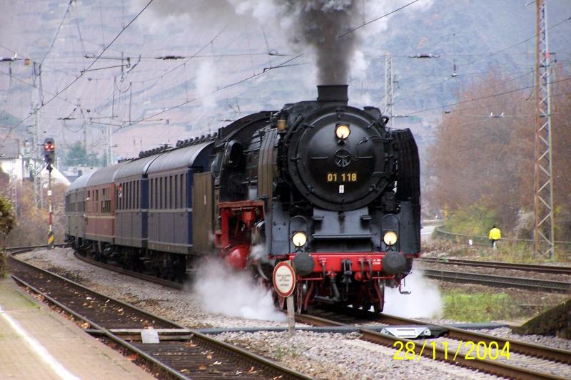 28.11.2004 - Mit 01 118 nach Cochem/Mosel als Nikolaus-Dampfzug bei einer Scheineinfahrt. Es war immer wieder begeisternd, wie Klaus Mhleisen und seine Mannschaft, diese herrliche Garnitur aus dem Stand beschleunigten bzw. am Rhein entlang gefegt sind.