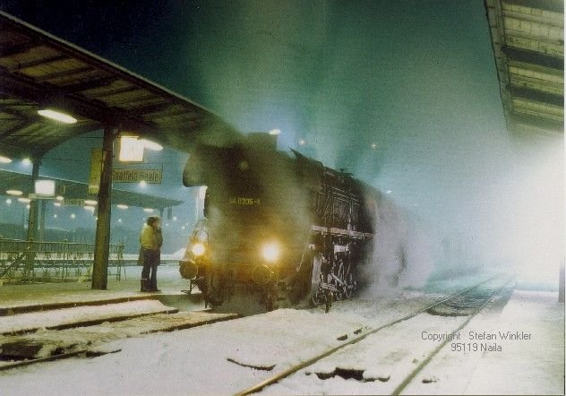 28.12.1981 - Die alte DR. 44 0305- steht am nchtlichen Bahnsteig in Saalfeld. Heute sieht dort wirklich alles anders aus. Nicht nur dass der Fahrdraht zurck gekehrt ist. Dia 4 R 24. Abdruckgenehmigung bei mir...

