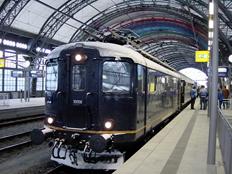 28.12.2005 Dresden Hbf. Ein Sonderzug der Centralbahn mit Eishockeyfans von Dresden nach Straubing zur Abfahrt bereit.