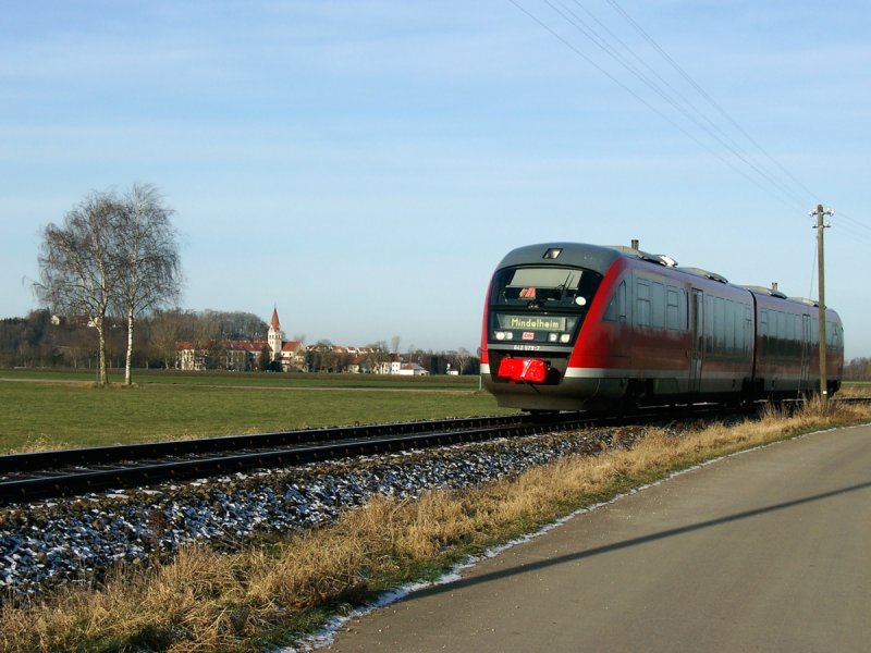 28.12.2006 642 079 fhrt gerade als RB 37895 am ehemaligen Dominikanerinnenkloster Lohhof bei Nassenbeuren vorbei.