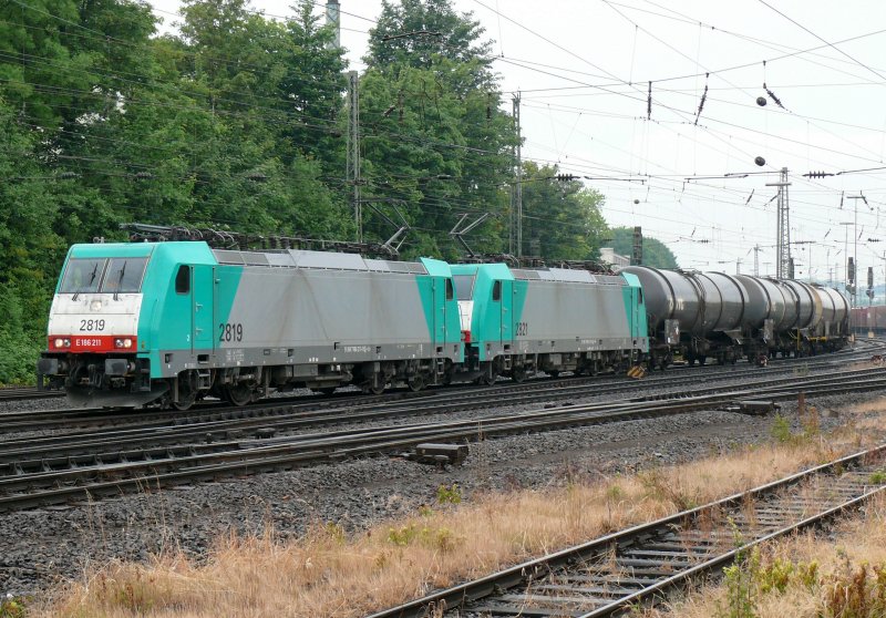 2819 und 2821 verlassen in Doppeltraktion mit einem sehr langen Kesselwagenzug Aachen-West in Richtung Kln. Aufgenommen am 14/06/2009.