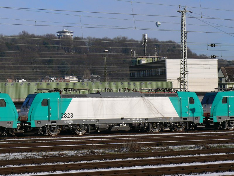 2823 wartet im Bhf Aachen-West auf ihren Einsatz. Im Hintergrund erkennt man den Aachen Drehturm 'Belverdere' sowie ein Heissluftballon in den gleichen Farben wie die Lok. Aufgenommen am 03/01/2009.