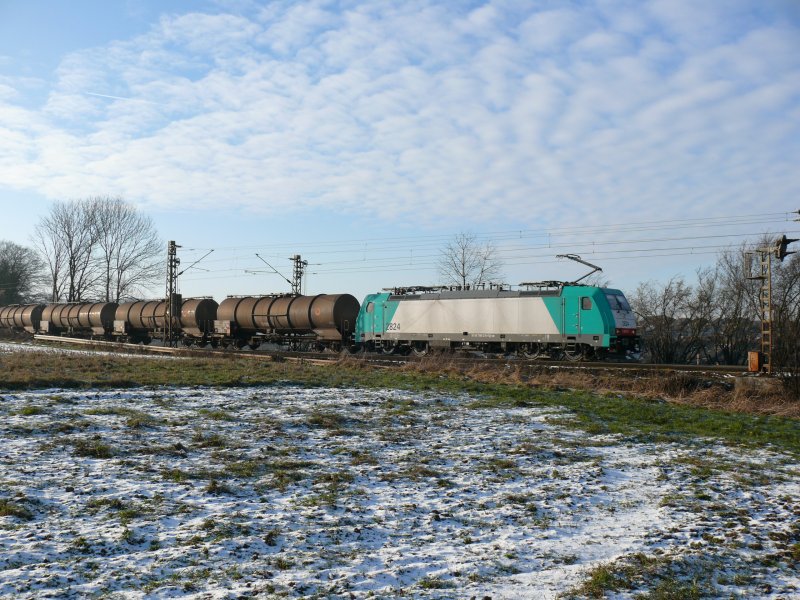 2824 mit einem Kesselwagenzug auf der Abfahrt am Gemmenicher Weg in Richtung Aachen-West. Aufgenommen am 03/01/2008.