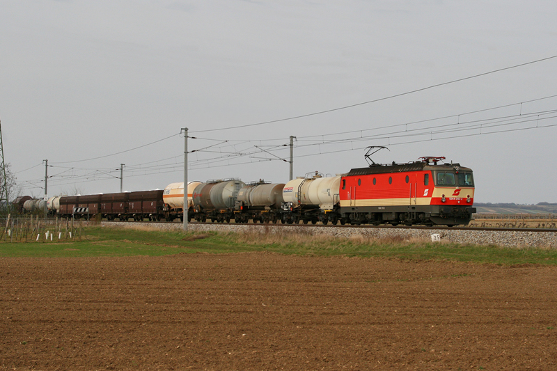 28.3.08 Auch die Schachbrett 44er verschlgt es einmal nach Laa an der Thaya, mit dem NG 64200 kam sie in der Frh nach Laa und fhrt mit dem NG 64203 wieder zurck nach Wien. Hier die 1044 092 mit dem NG 64203 von Laa an der Thaya nach Kledering.