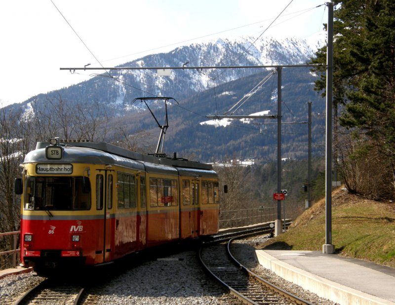 28.3.2009, Stubaitalbahn verlsst die Haltestelle Sonneberugerhof in Richtung Grberbach