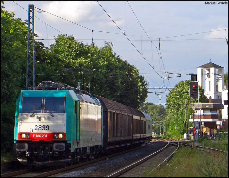 2839 mit einem toootal langem Gterzug richtung Aachen-West und vmtl. weiter nach Montzen bei der Durchfahrt von Geilenkirchen 17.7.2009