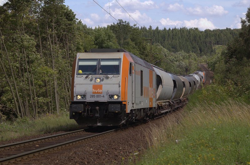 285 001-4 bringt mit 185 641-8 am Zugenede einige Kalkwagen zwischen Blankenburg und Httenrode nach Rbeland. 31.07.2009