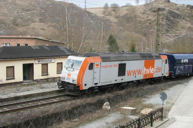 285 001 passiert die ehemalige Station  M�hlental . Es war die Station f�r die Kumpel, die im schwefelkiesbergwerk,  Grube Einheit  arbeiteten; 22.03.2009