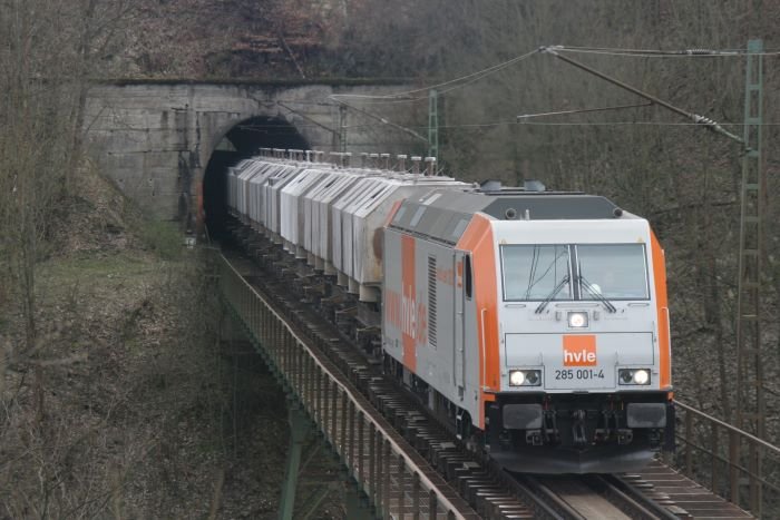 285 001 zieht einen schweren Gterzug durch den Nebelholztunnel und berquert das Kreuztalviadukt. V330.2 schiebt am Zugende nach. Neuwerk, 08.04.2008